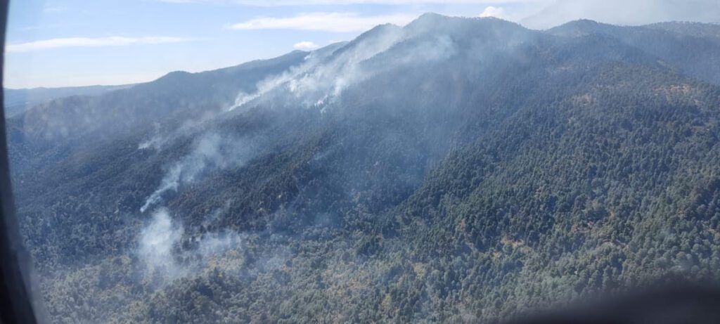 Inicia descargas helicóptero de Sedena y Guardia Nacional para liquidar el incendio forestal en Villa Guerrero, Estado de México