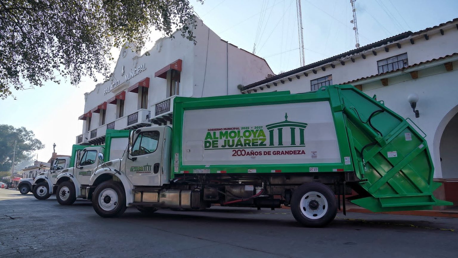ALMOLOYA DE JUÁREZ CUENTA CON NUEVOS CAMIONES RECOLECTORES DE BASURA