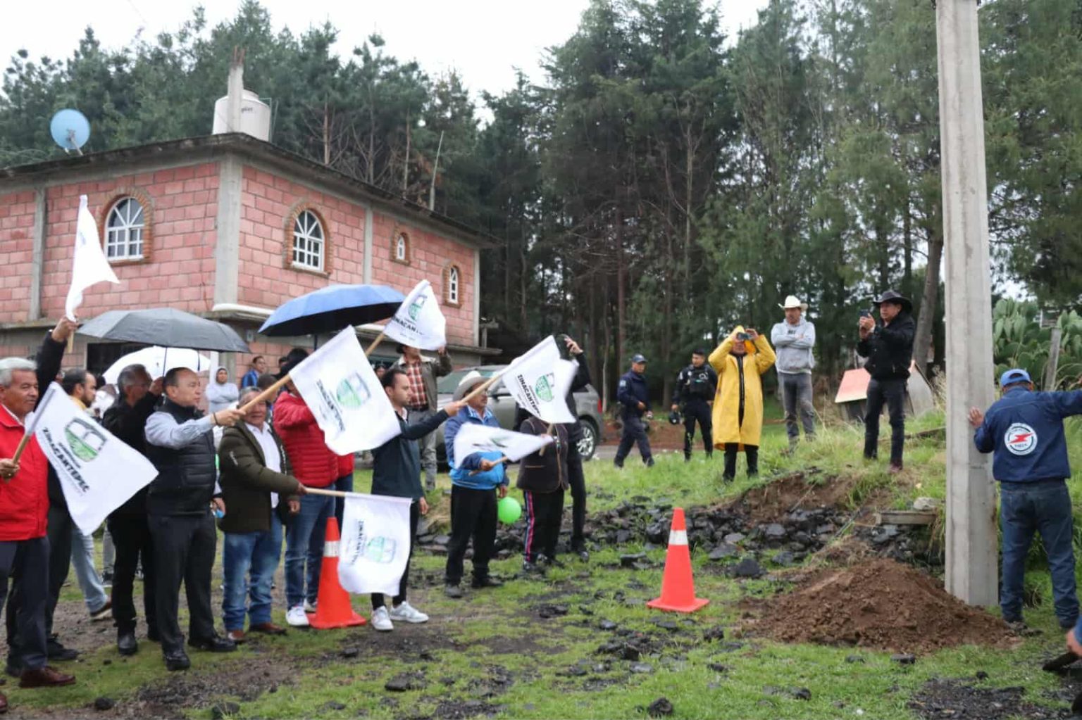ZINACANTEPEC AVANZA CON OBRAS QUE TRANSFORMAN: ALUMBRADO Y PAVIMENTACIÓN