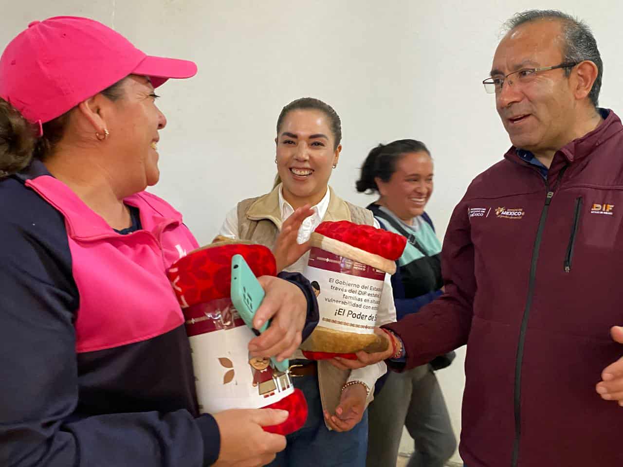 COBIJA DIF DE VILLA VICTORIA A HABITANTES DEL MUNICIPIO CON APOYOS GESTIONADOS ANTE EL DIFEM